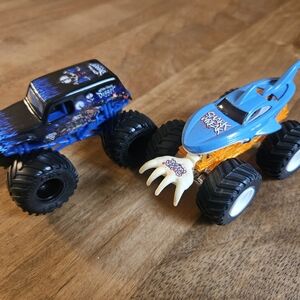 Monster Jam Truck Toy Set - SON-UVA DIGGER and SHARK WREAK